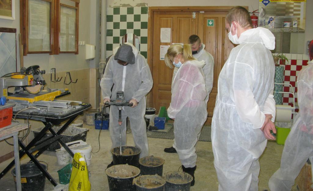Dažytojo – tinkuotojo padėjėjo specialybės mokiniai Vilniuje